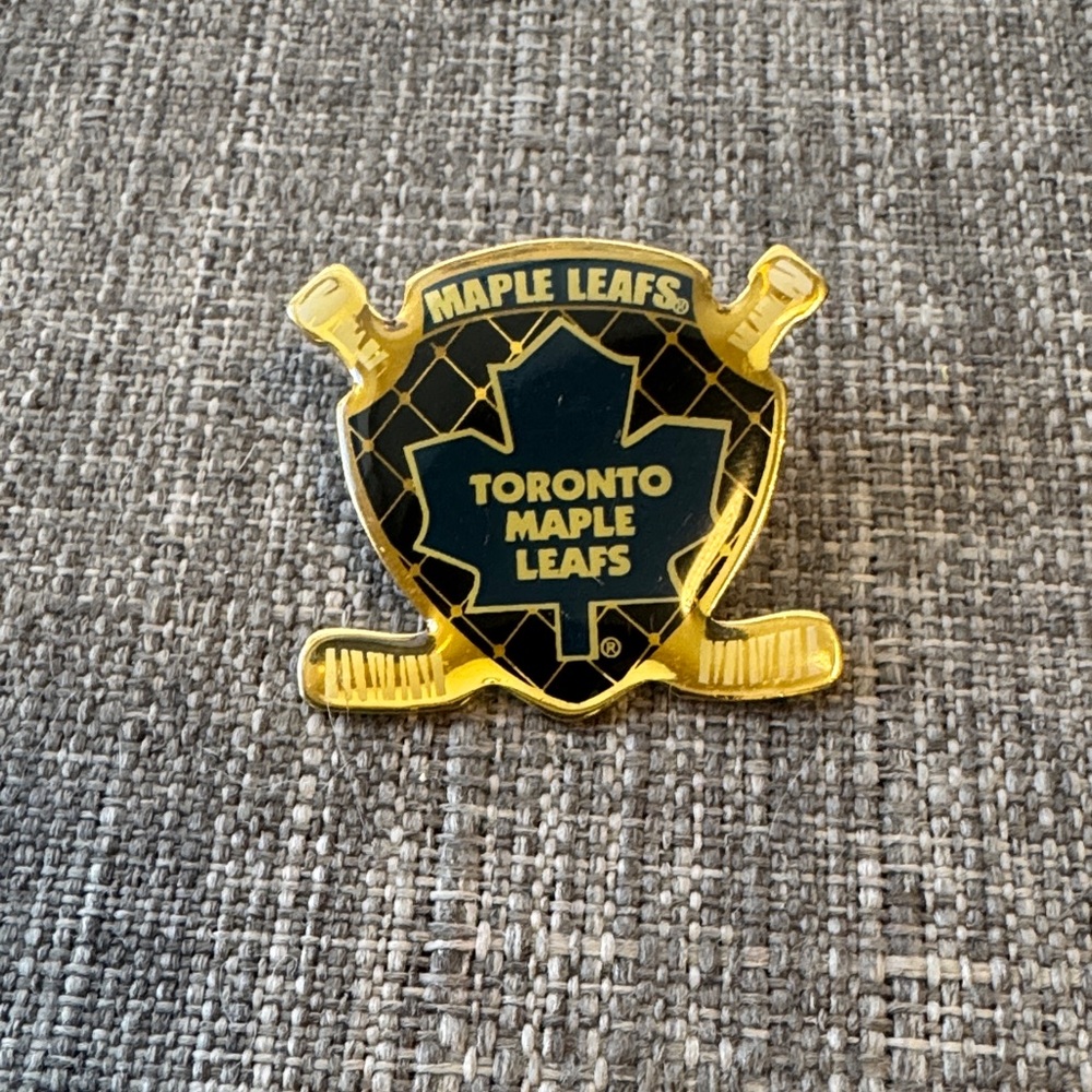 Toronto Maple Leafs Crossed Sticks Shield NHL Hockey Pin